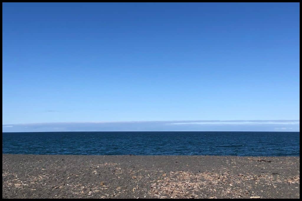 Deep blue ocean and an empty horizon under a blue sky: Marine Parade Beach